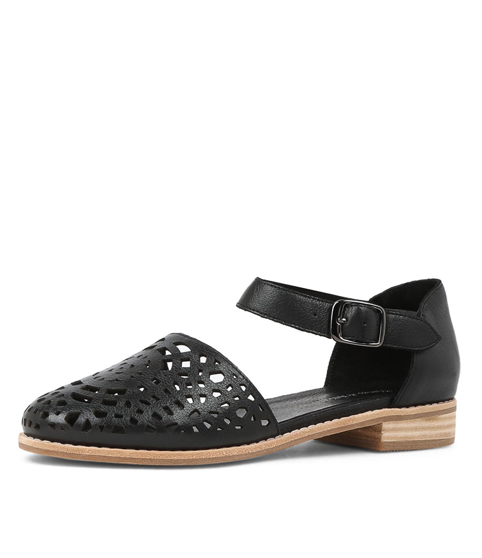 Averate Black Leather Flat Shoes