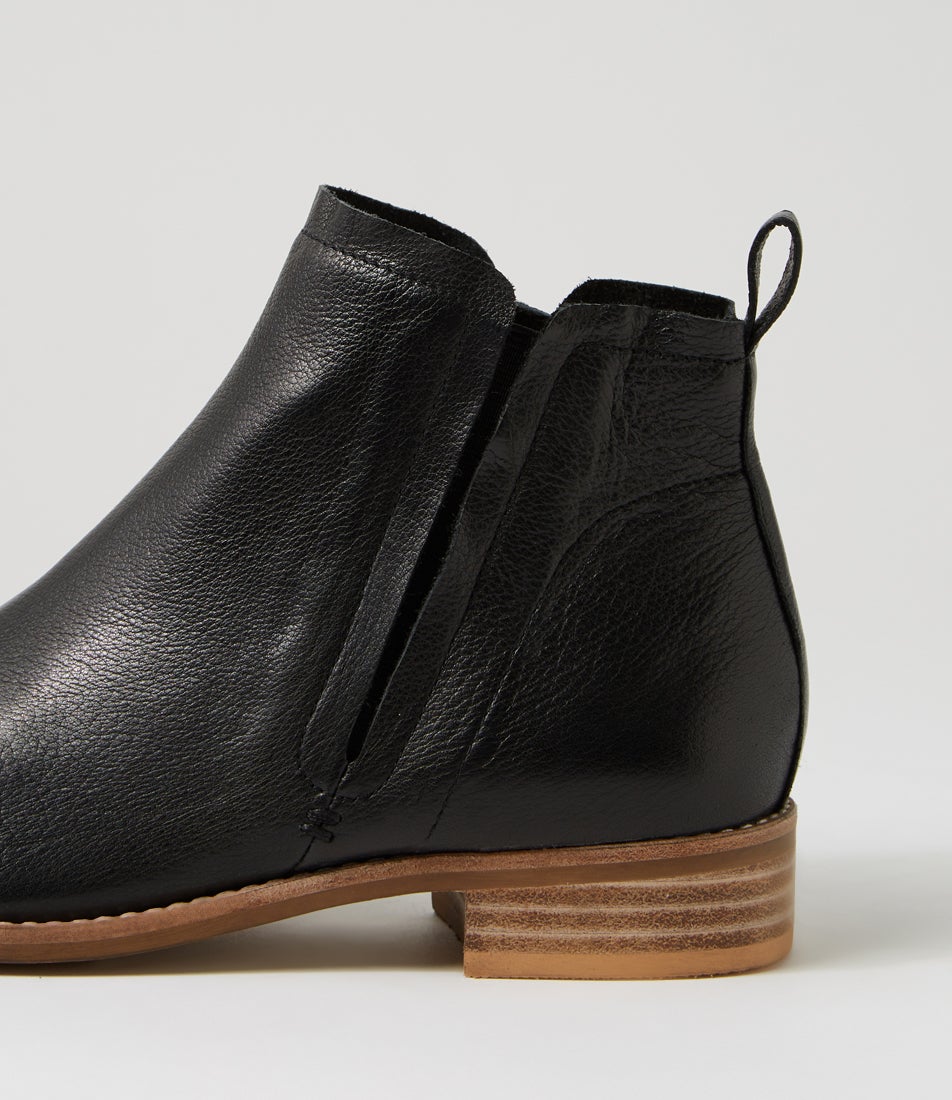Cangos Black Natural Leather Ankle Boots